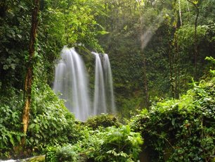 Wasserfall in mystischem Licht im Regenwald