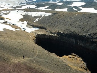 Ein Mensch wandert auf einem Vulkan in Guatemala.