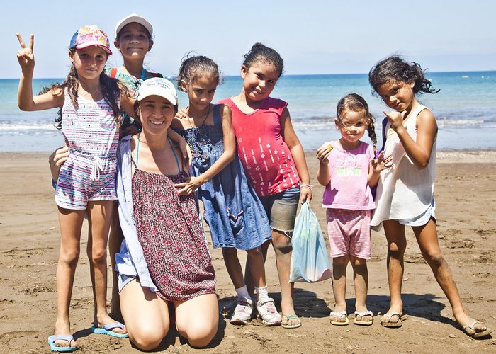 Eine Gruppe costaricanischer Kinder am Strand