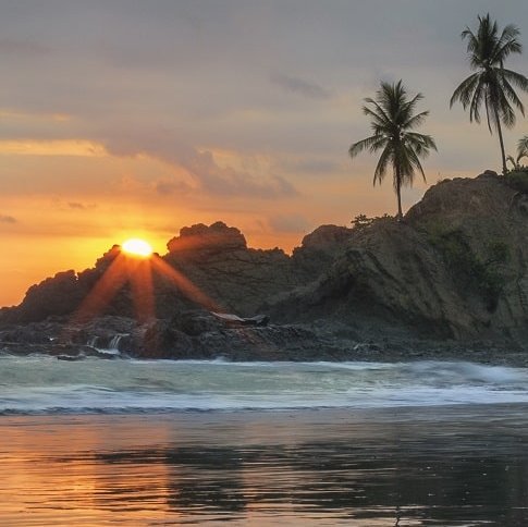Ein traumhafter Sonnenuntergang am Strand von Costa Rica.