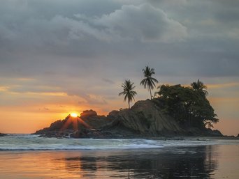 Ein traumhafter Sonnenuntergang am Strand von Costa Rica.