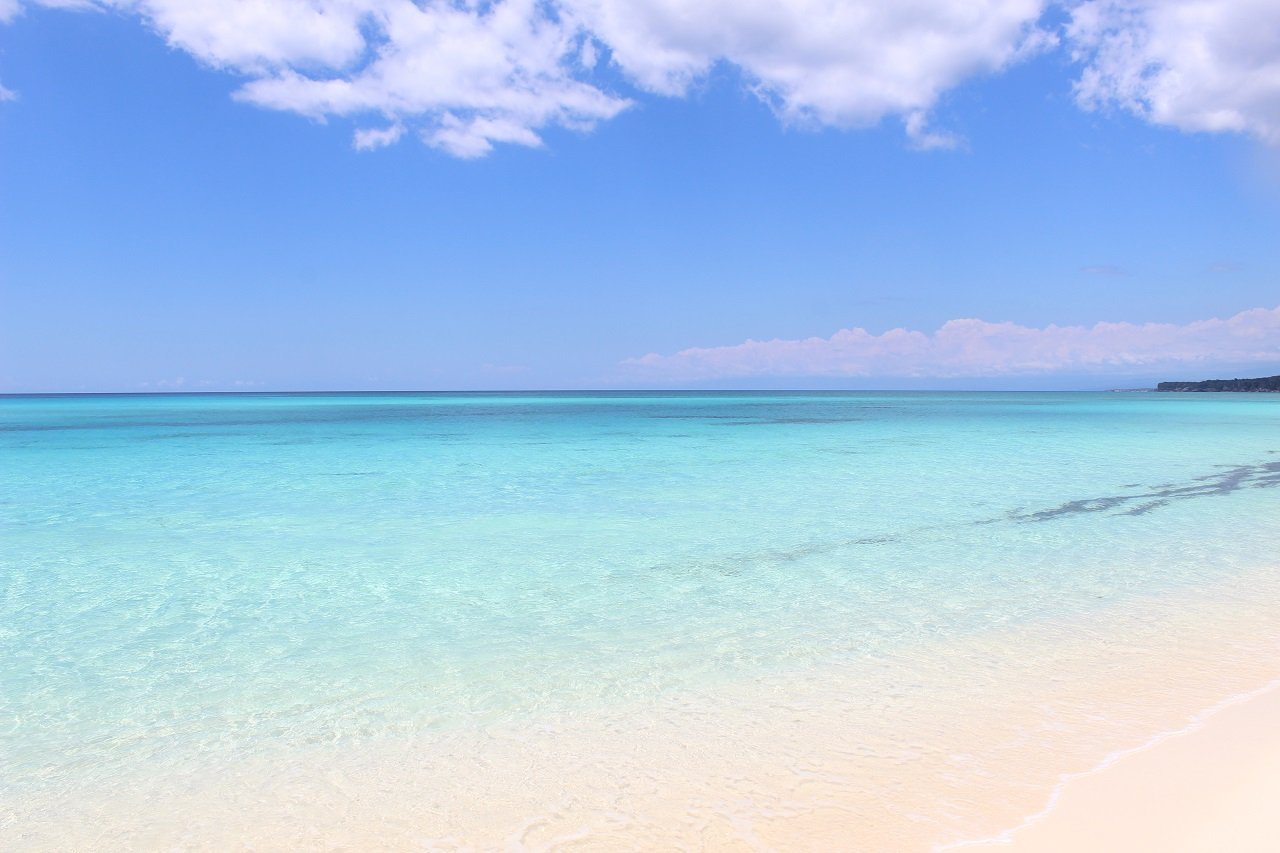 Türkisblaues Wasser und weißer Sand in der Dominikanischen Republik