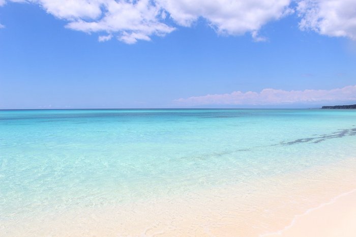 Türkisblaues Wasser und weißer Sand in der Dominikanischen Republik