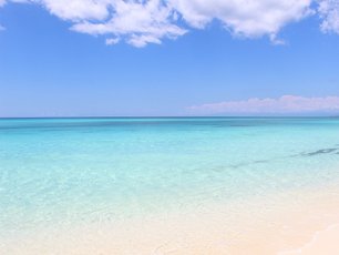 Türkisblaues Wasser und weißer Sand in der Dominikanischen Republik