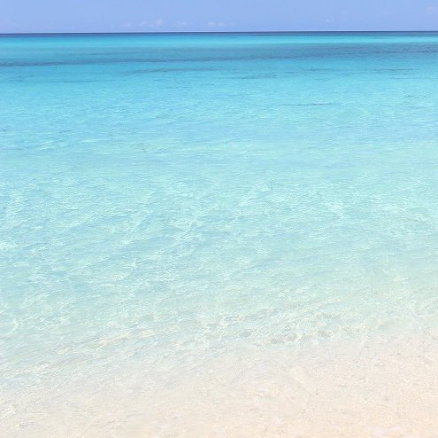 Türkisblaues Wasser und weißer Sand in der Dominikanischen Republik