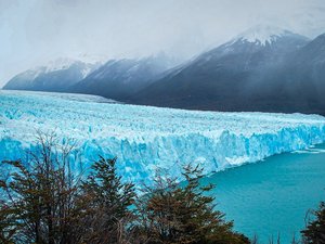 Gletscher in Patagonien leuchtet hellblau