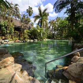 Großer Pool in der Makutsi Lodge in Südafrika