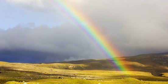 Regenbogen über schöner Landschaft
