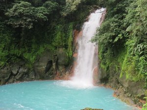 Wasserfall im Regenwald Costa Ricas.