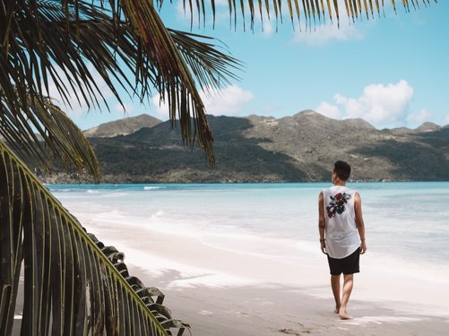 Junger Mann am Strand der Dominikanischen Republik
