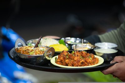 Typisches indiesches Essen in kleinen Schälchen