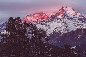 Berggipfel im Licht der untergehenden Sonne in Nepal