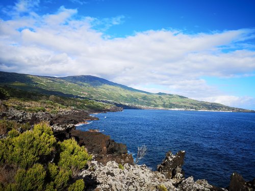 Blaues Meer und grün-schwarze Küste der Azoren