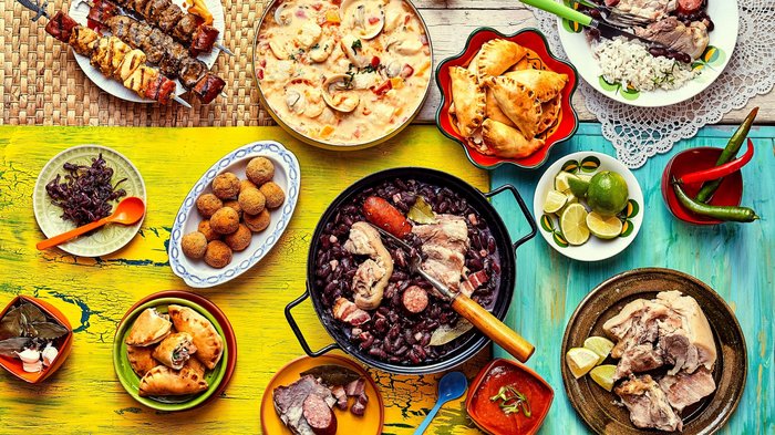 Verschiedenes Südamerikanisches Essen auf Teller verteilt