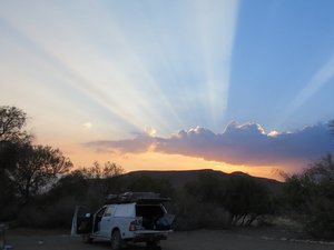 Die Sonne geht hinter den Bergen Namibias auf