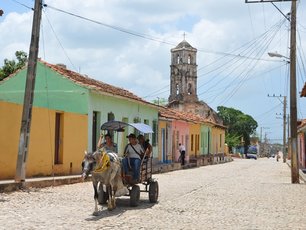 Kutsche in einer bunten Straße in Trinidad
