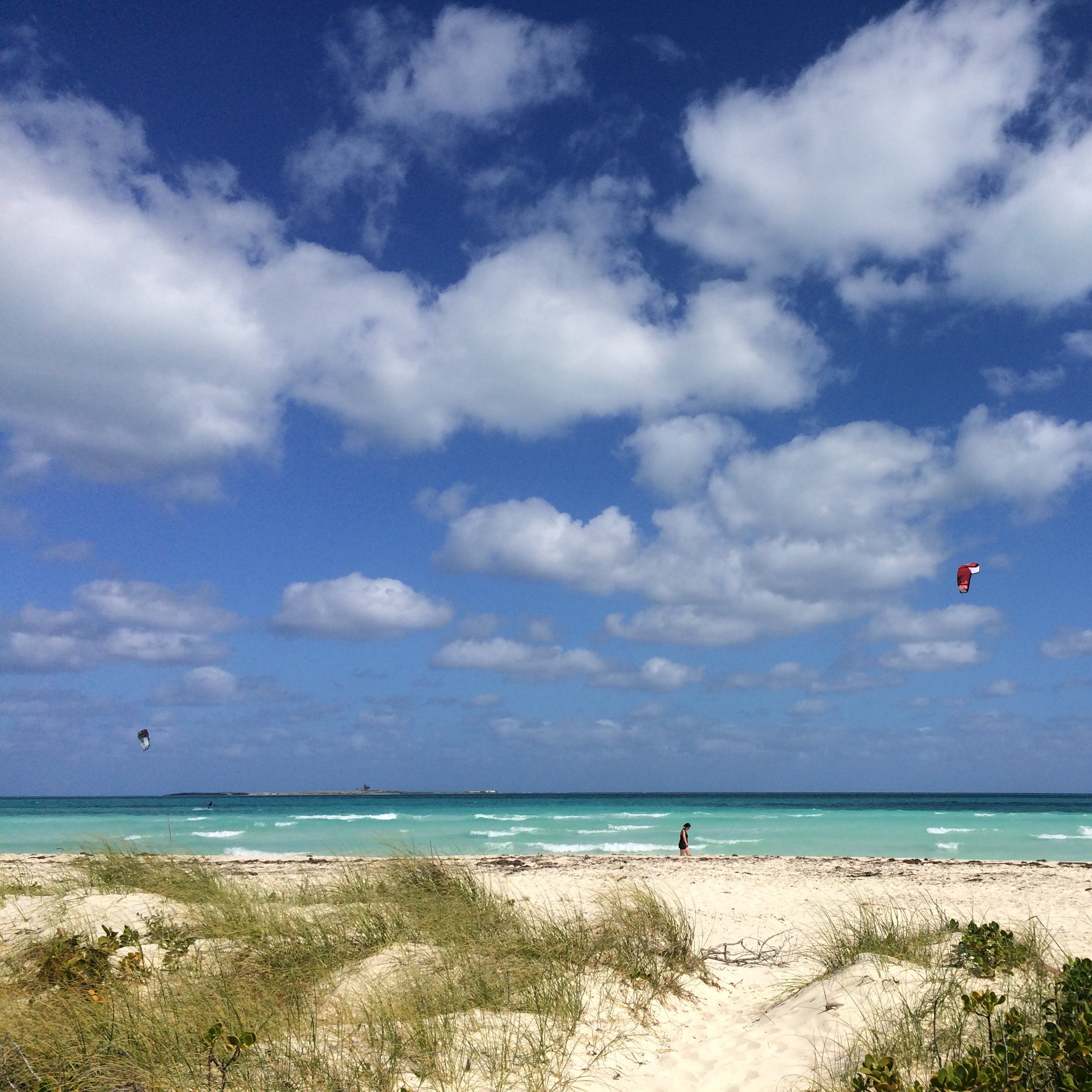 Strand am Meer von Kuba - blauer Himmel und ein paar weiße Wolken