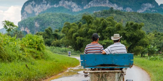 Zwei Mnner mit Hut in einer Kutsche in Viñales