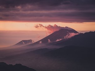 Hügel und kleine Berge bei Sonnenuntergang