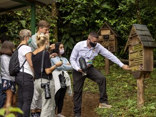 Den Gästen von La Tigra wird das Bienenprojekt gezeigt.