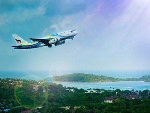 Bemaltes Flugzeug hebt ab über grüner Landschaft