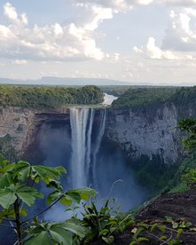 Wasserfall mitten im Dschungel von Guyana