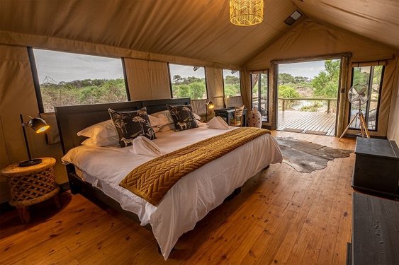 Zimmer in einem Zelt in der Mogotlho Safari Lodge