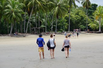 Menschen laufen am Strand