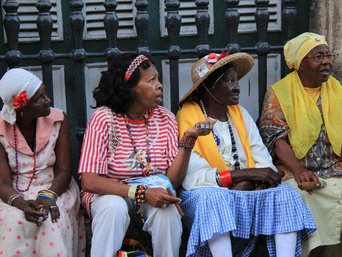 Kubanerinnen sitzen auf der Straße in Havanna, Kuba