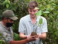 travel-to-nature Gast pflanzt einen Baum in La Tigra
