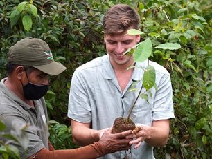 travel-to-nature Gast pflanzt einen Baum in La Tigra