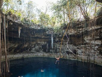 Mit Wasser gefüllte Höhle in Mexiko