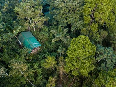 Costa Rica Reisen: Drohnenaufnahme eine Hüttchens der La Tigra