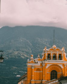 Gelbe Kirche in Antigua vor einem Berg