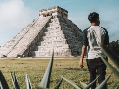 Mann läuft auf die Pyramide bei Chichén-Itzá zu