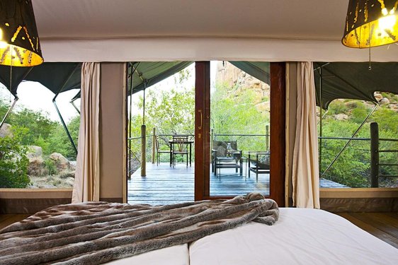 Zimmer mit Blick in den Garten im Hotel Erongo Wilderness