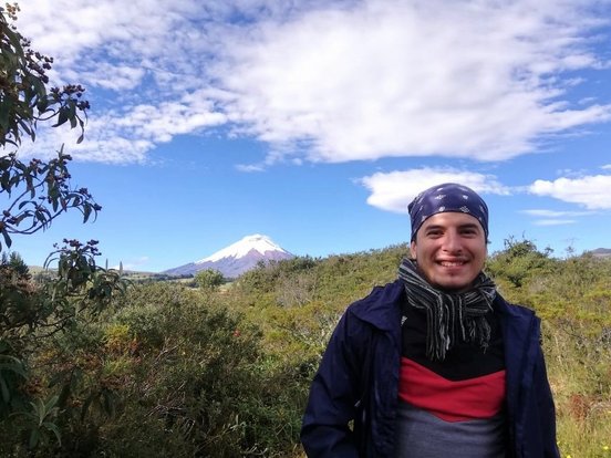 Damian Ponce in Ecuador Mann lacht in Kamera, im Hintergrund Landschaft
