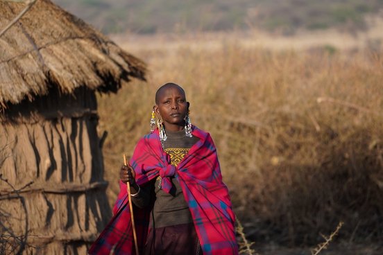 Massai-Frau in pinkem Gewand
