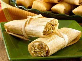 Typisches Gericht namens "Tamales" in Costa Rica an Weihnachten.