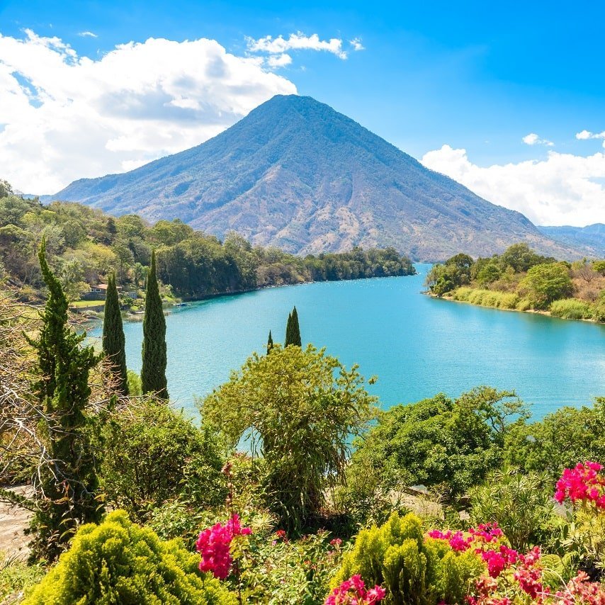 Blick auf den Atitlan See und den San Pedro Vulkan im Hochland von Guatemala