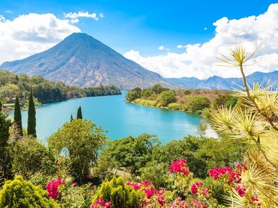 Blick auf den Atitlan See und den San Pedro Vulkan im Hochland von Guatemala