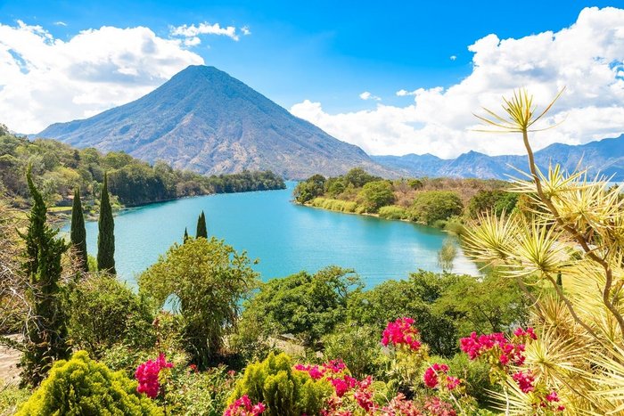 Blick auf den Atitlan See und den San Pedro Vulkan im Hochland von Guatemala