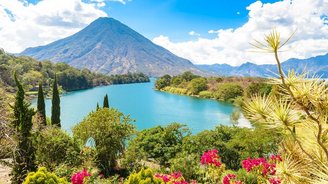 Blick auf den Atitlan See und den San Pedro Vulkan im Hochland von Guatemala