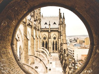 Blick durche in rundes Fenster in Quito