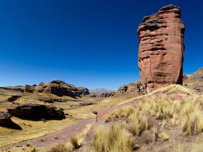 Unbekanntes Peru: Tinajani Canyon - Felsformation vor tiefblauem Himmel