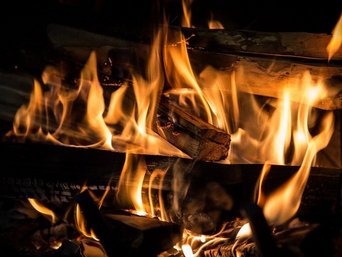 Nahaufnahme Lagerfeuer in Tansania.