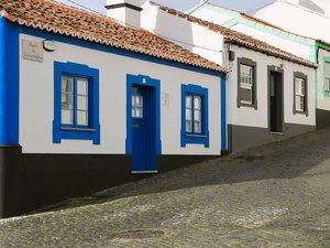 Häuser an einer Sraße auf der Insel Terceira