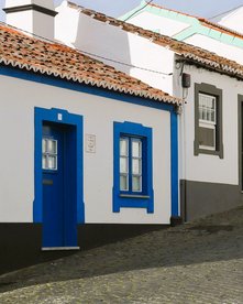 Azoren Terceira Stadt Häuser an einer Sraße auf der Insel Terceira