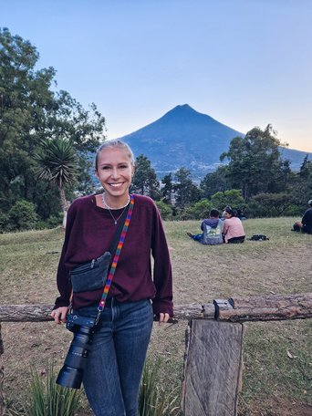 Frau steht vor dem Vulkan Agua in Antigua