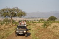 Reisegruppe in einem Safari-Jeep in Uganda